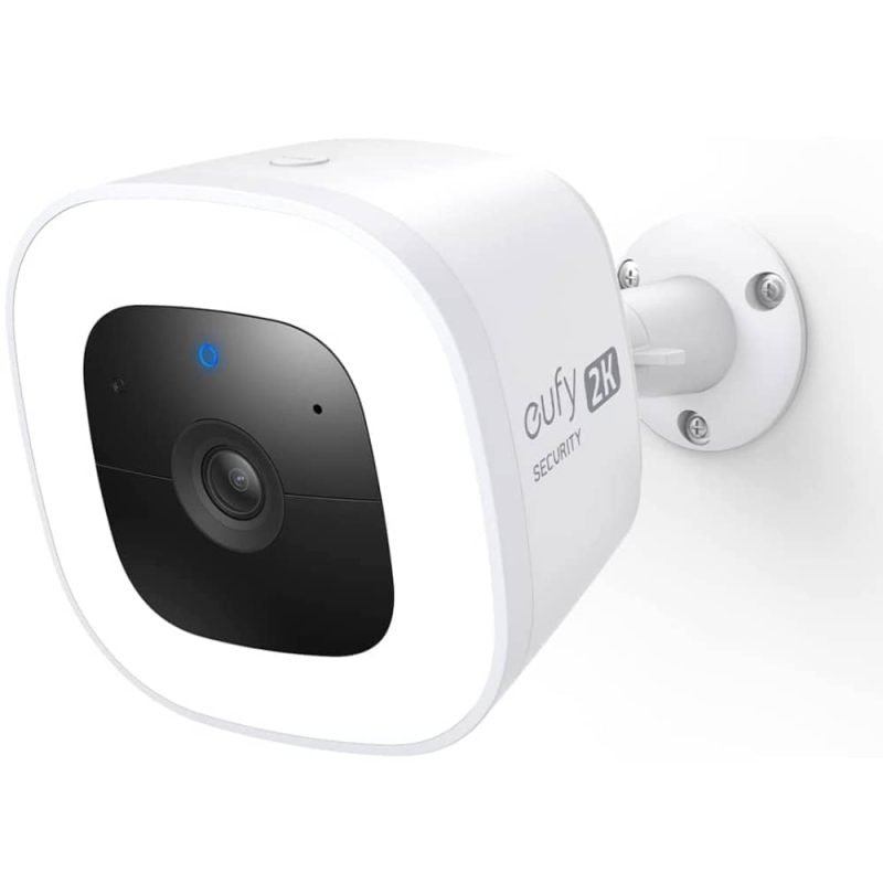 Spotlight security camera L40 lighting a driveway